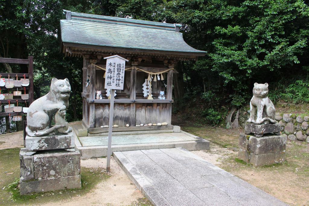 地場産業と深い関わり　京丹後・木島神社の“狛猫”