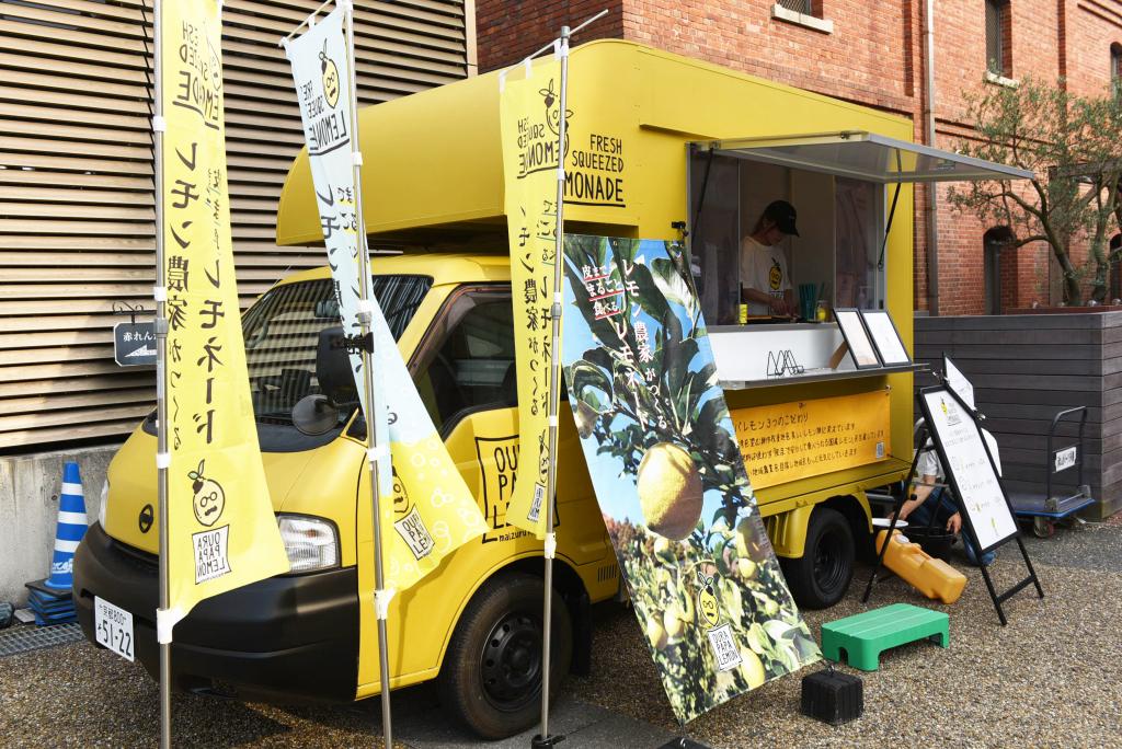 広告塔にキッチンカー　レモネードなど販売