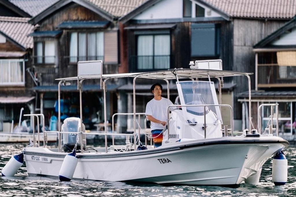 舟屋を海上から真近で見学
