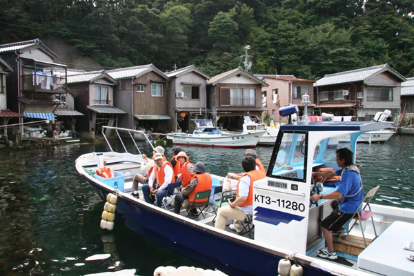 伊根の舟屋を海上から楽しむ　海上タクシー