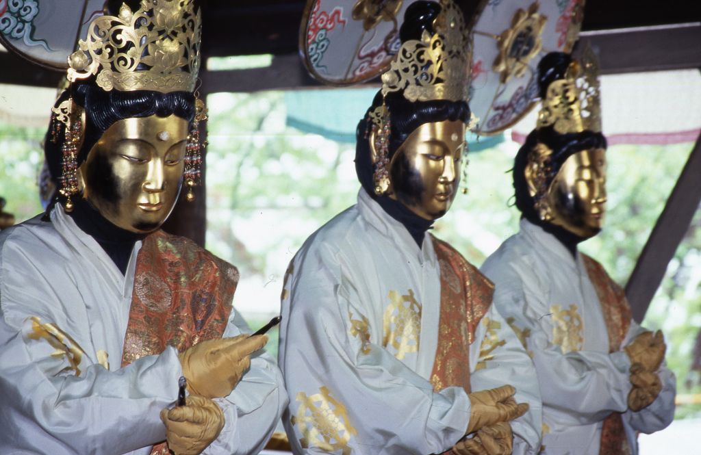 「松尾寺の仏舞」（国重要文化財）