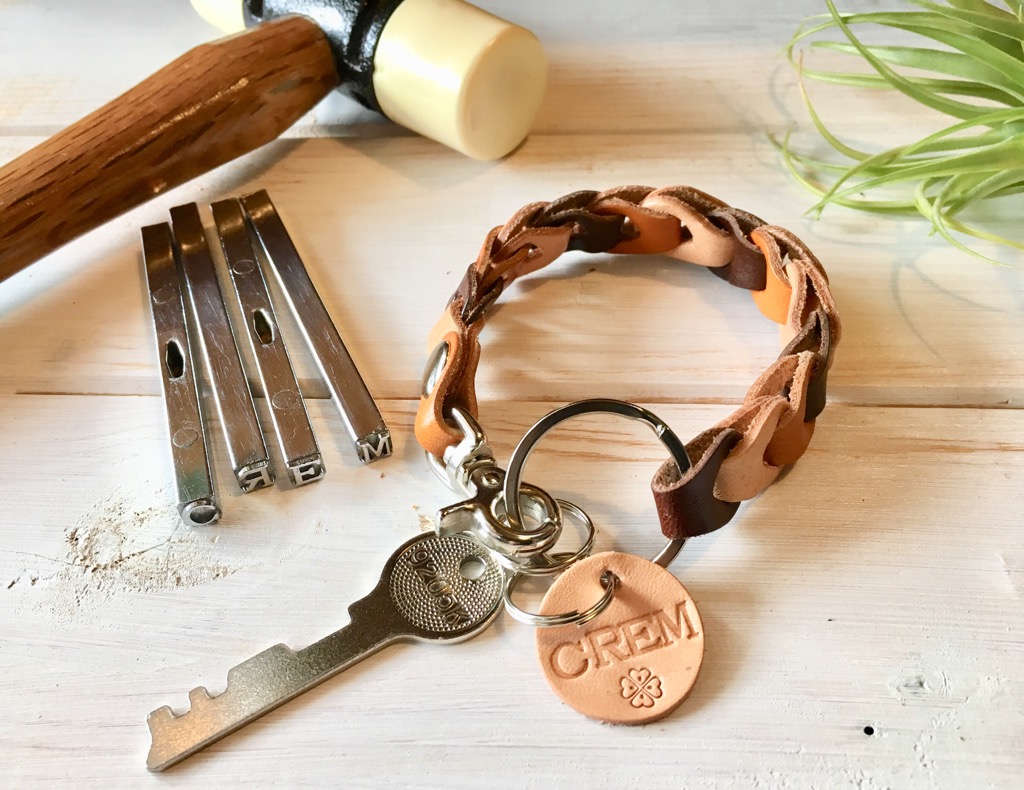 レザーキーホルダー or レザーブレスレットづくり！革職人が教えてくれる！簡単レザークラフト体験