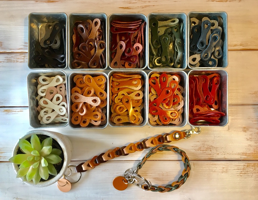 レザーキーホルダー or レザーブレスレットづくり！革職人が教えてくれる！簡単レザークラフト体験