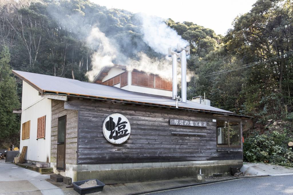 塩じいが人気！&rdquo;鳴き砂&rdquo;の琴引浜に近い塩工場で自分だけのMY塩づくり