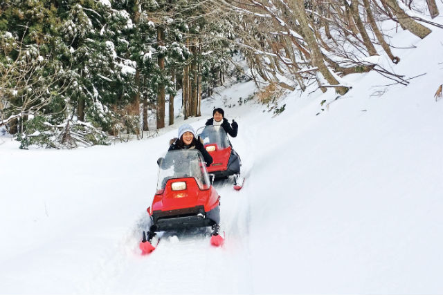 積雪５０ｃｍ以上じゃないとできません！スノーモービル操縦体験