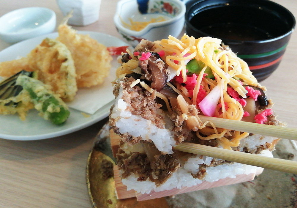 「体験＋ランチ」で楽しさ倍増‼
丹後地方で一番知られる郷土料理の「ばら寿司」を学んで、作って、食べよう！