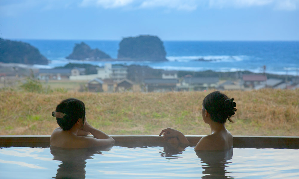 冬と言えば温泉!カニ料理とご一緒に温泉でのんびりと。