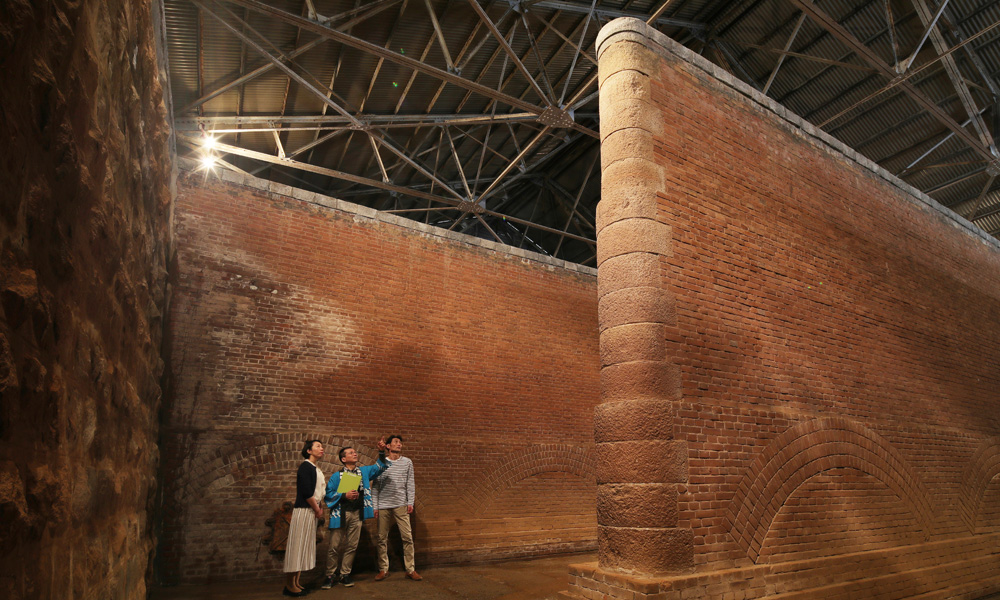 非公開の重要文化財施設がみれる「舞鶴赤れんがガイドツアー」（夏季期間受付停止中）